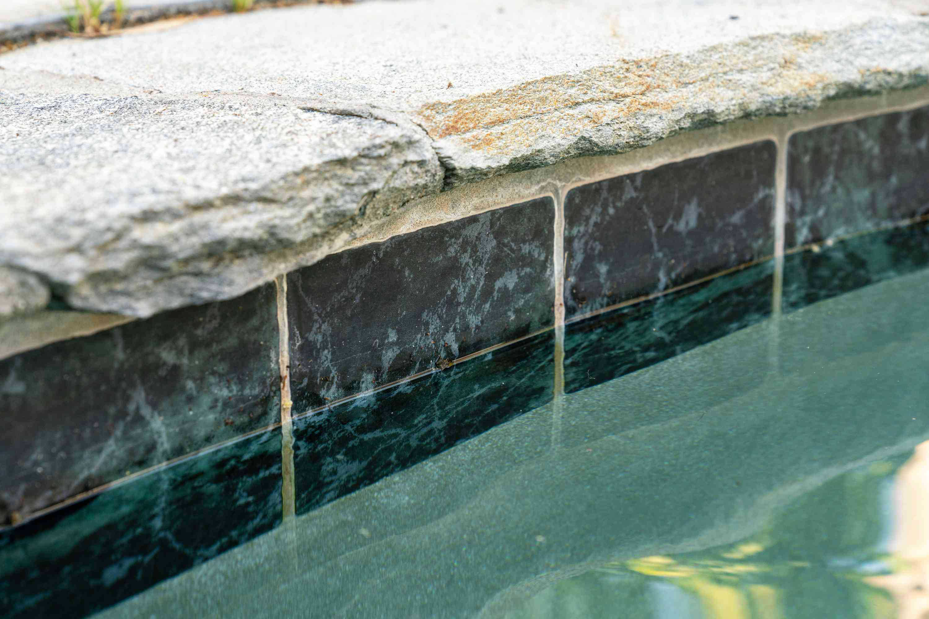 Comment nettoyer la ligne d’eau d’une piscine ?